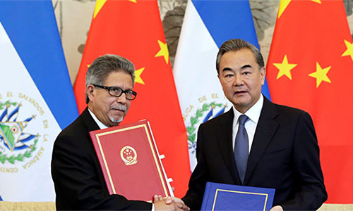 El canciller de China, Wang Yi, y su par salvadoreño, Carlos Castañeda China llama a Estados Unidos a frenar su hegemonía